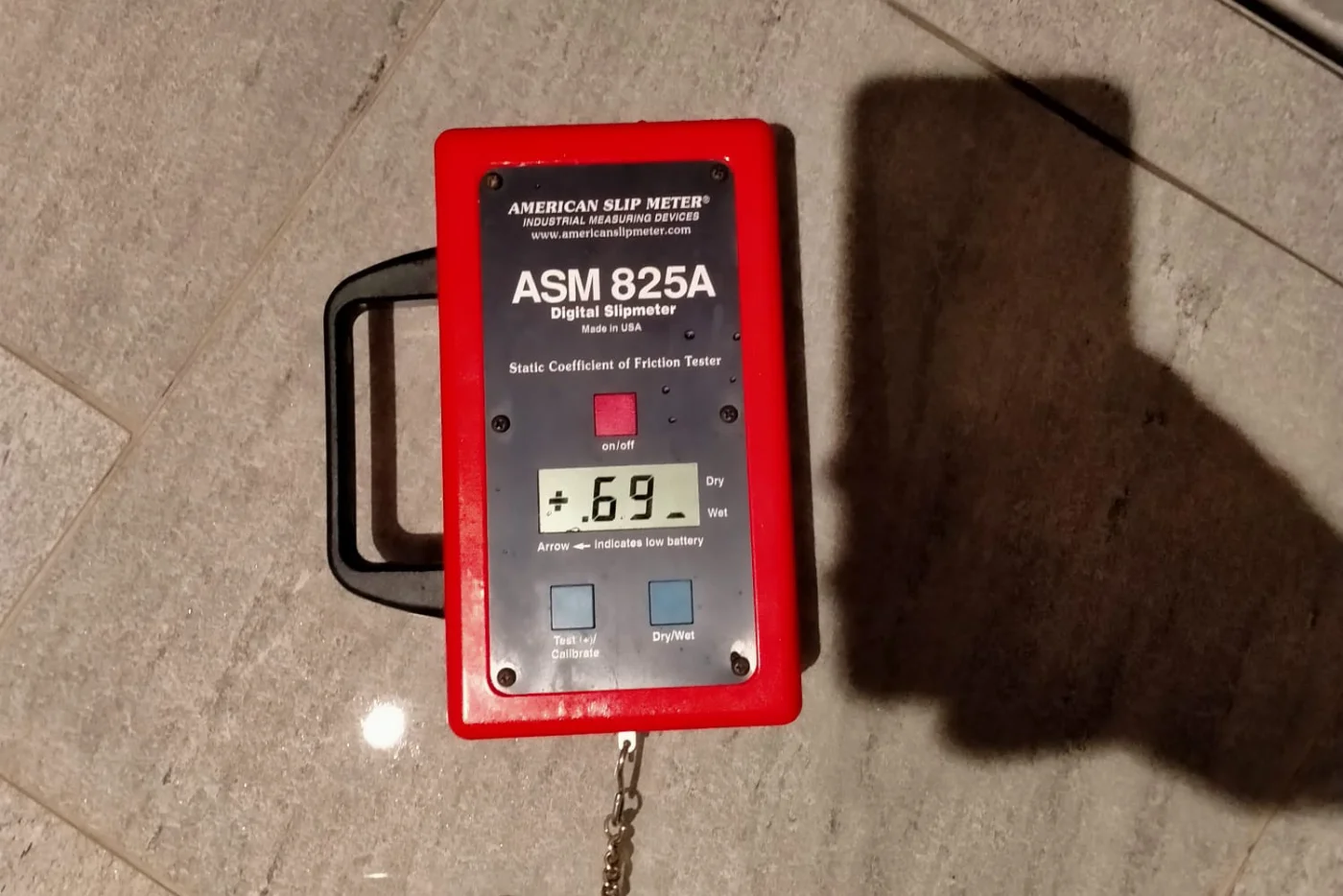 Misurazione coefficiente attrito pavimento trattamento antiscivolo Milano